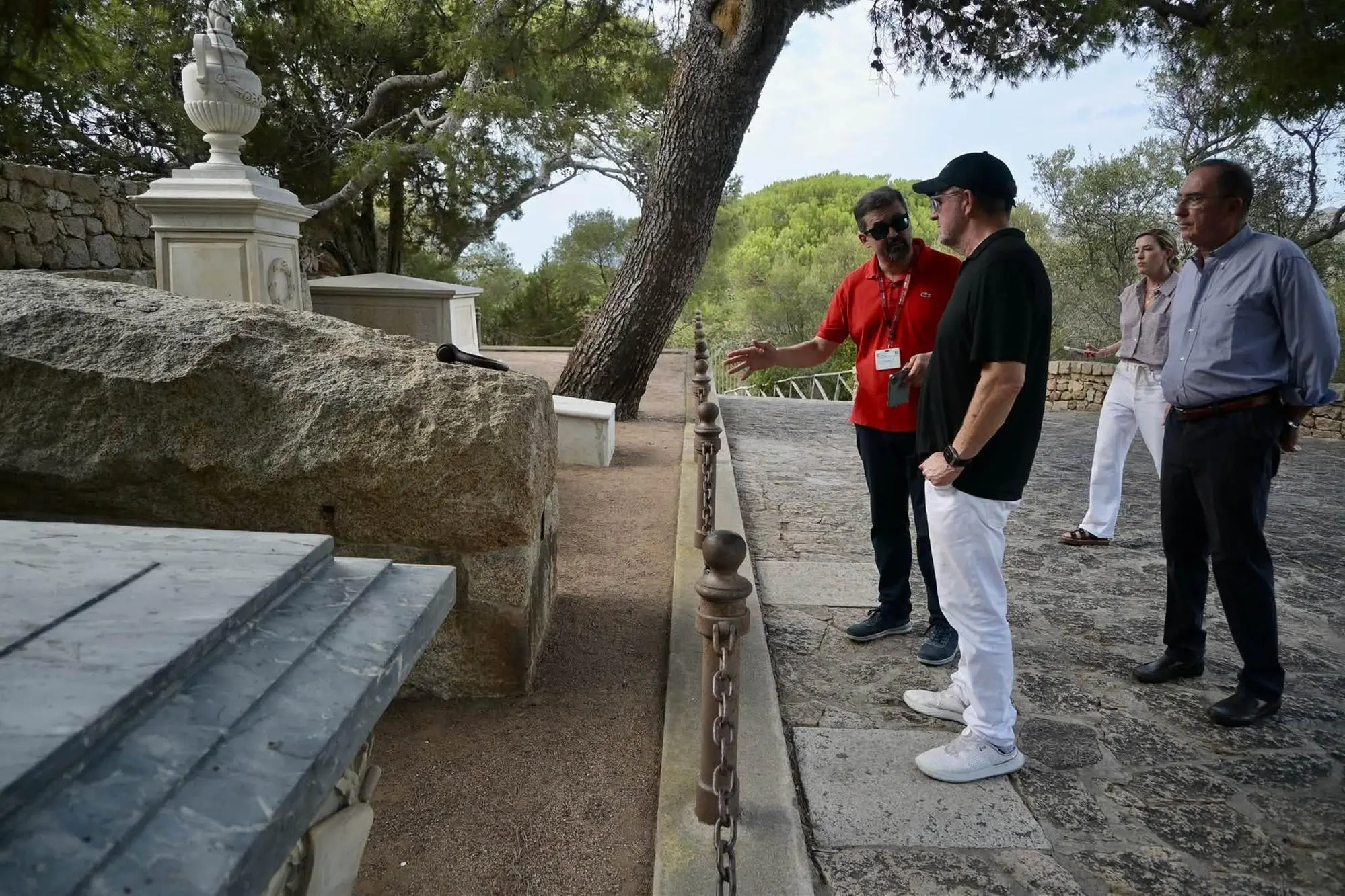 L'ambasciatore Usa davanti alla tomba di Garibaldi (Foto Musei Garibaldini di Caprera)