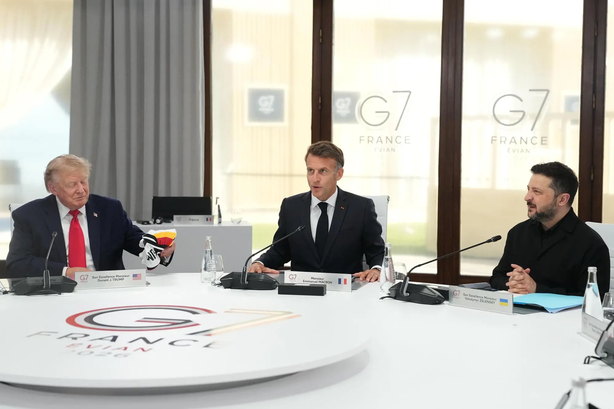 Zelensky al G7 di Evian, Trump: «La Russia deve fare un accordo, farò tutto ciò che è in mio potere» epa13040667 (L-R) US President Donald Trump, French President Emmanuel Macron and Ukrainian President Volodymyr Zelensky during a working session at the G7 summit in Evian-les-Bains, France, 16 June 2026. The 52nd G7 Summit takes place in Evian-les-Bains from 15 to 17 June 2026. EPA/THIBAULT CAMUS / POOL MAXPPP OUT