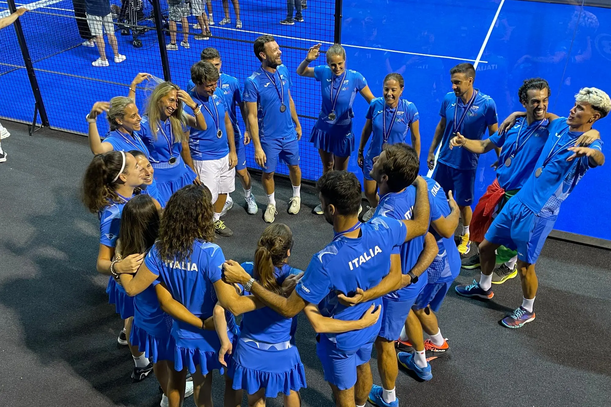 Le nazionali maschili e femminili dell’Italia festeggiano il secondo posto agli Europei di padel (foto Spignesi)