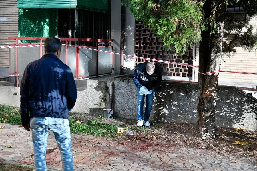 I carabinieri della scientifica sul luogo dell'omicidio (Ansa)