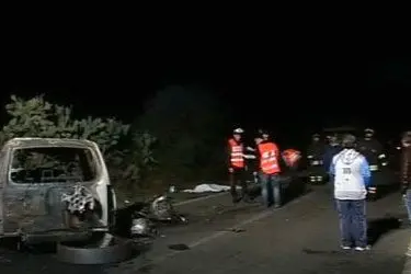 L'auto in fiamme, la moto e il telo bianco