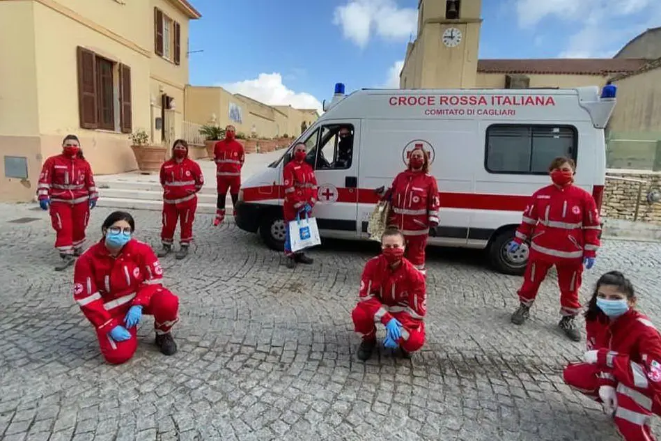 I volontari della Croce Rossa (foto Severino Sirigu)