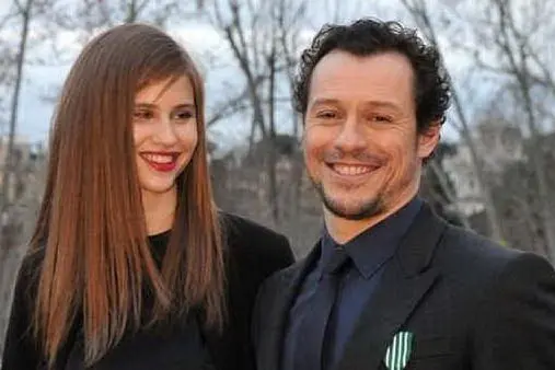 Stefano Accorsi e Bianca Vitali nella foto pubblicata da &quot;Sorrisi e canzoni&quot;