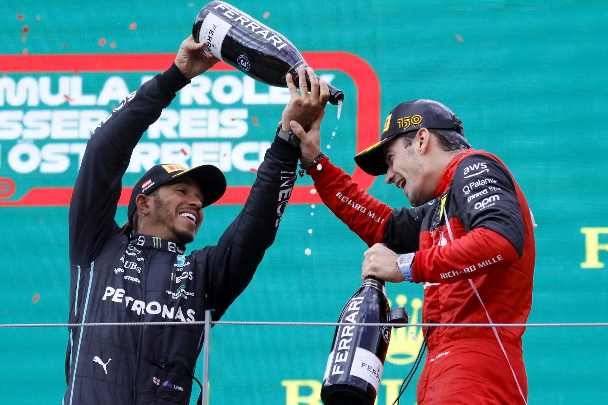Lewis Hamilton con Charles Leclerc: nella prossima stagione i due piloti saranno compagni di scuderia in Ferrari (foto Ansa)