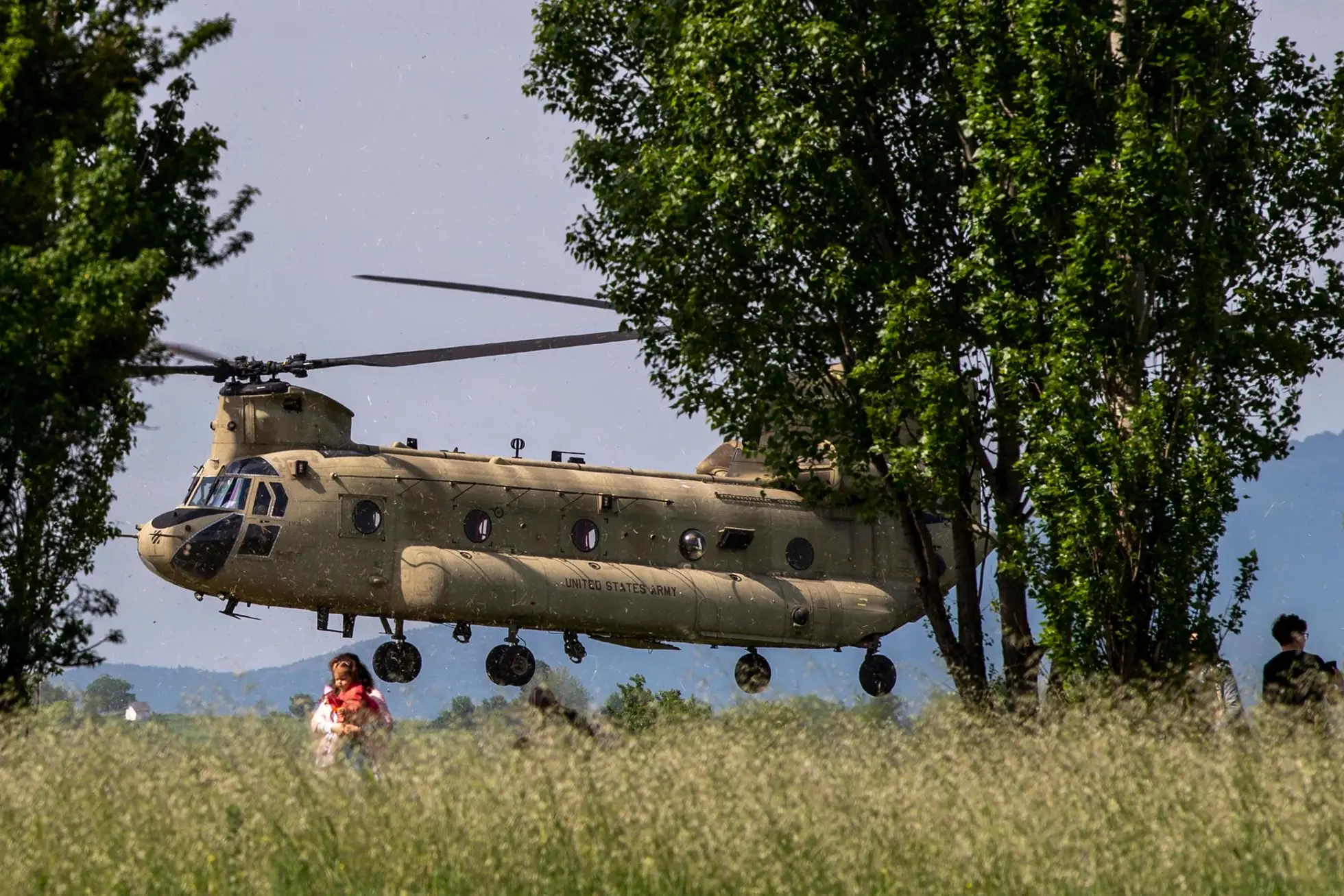 epa10643488 A CH-47 Chinook helicopter lands during the presentation of military vehicles and equipment Air/Ground Static Display that will participate in the exercise 'Immediate Response 23' at the sports airport 'Ajitepe', near Kumanovo, North Macedonia, 21 May 2023. The 'Immediate Response 23' exercise, which is part of the largest multi-national joint exercise 'Defender Europe 23', is to take place from 22 May to 02 June primarily in the Balkan region. EPA/GEORGI LICOVSKI