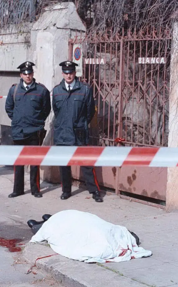 I sicari gli sparano in mezzo alla strada