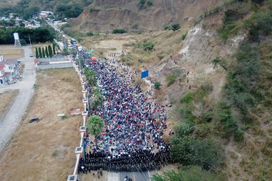 La polizia sbarra la strada alla carovana di migranti in Guatemala (Ansa)