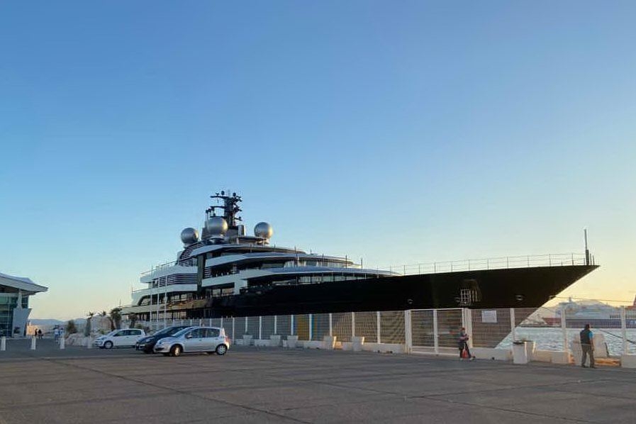 Il superyacht da 600 milioni di euro torna in città, spettacolo al Molo Ichnusa VIDEO