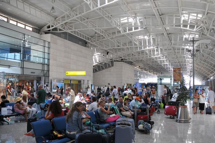 Aeroporti ai privati, ora è rivolta: «È contro l’interesse d