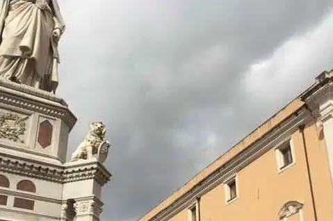 Laura Boldrini ai piedi della statua di Eleonora d'Arborea