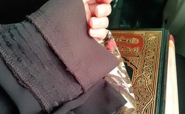 La sfida all'obbligo di indossare l'abaya (foto Twitter)