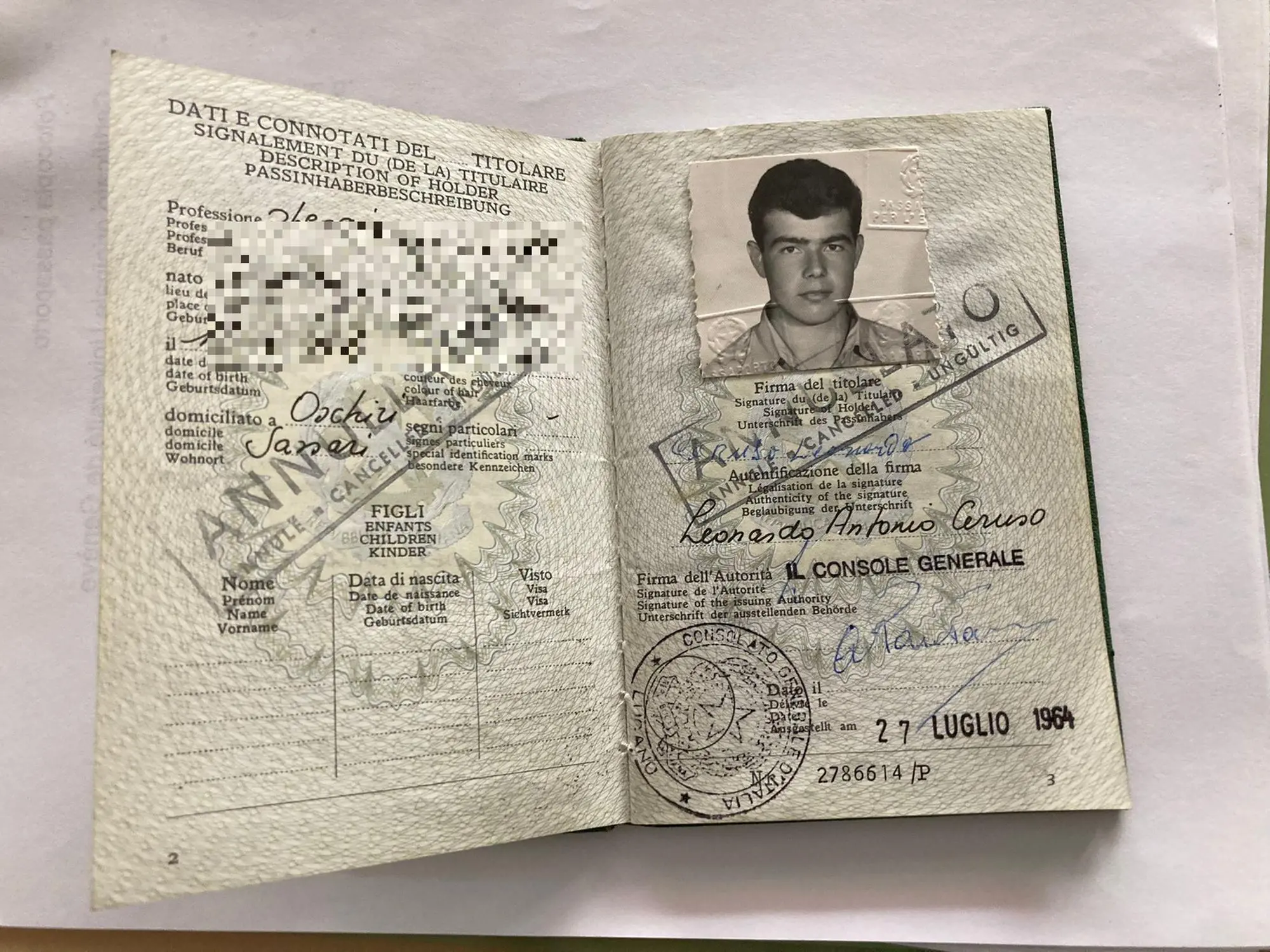 Il primo passaporto rilasciato nel 1964 dal Consolato generale d'Italia a Lugano (foto concessa)