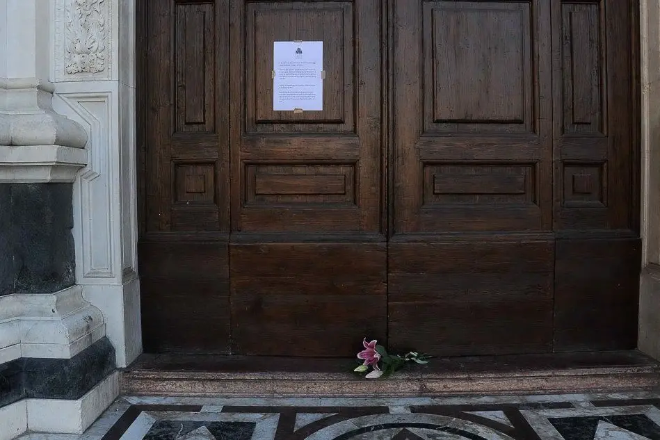 L'ingresso chiuso della basilica di Santa Croce