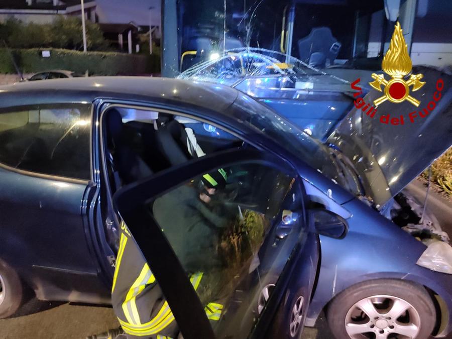 Sassari, schianto all’incrocio fra auto e bus: cinque ragazzi feriti