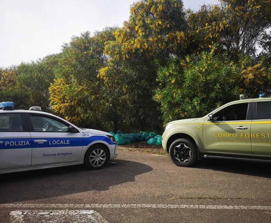 Abbandona rifiuti e gli ritirano la patente