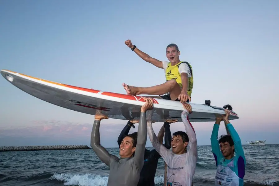 Federico Pilloni portato in trionfo dai compagni di squadra (foto Lloyd Images per Oman Sail)