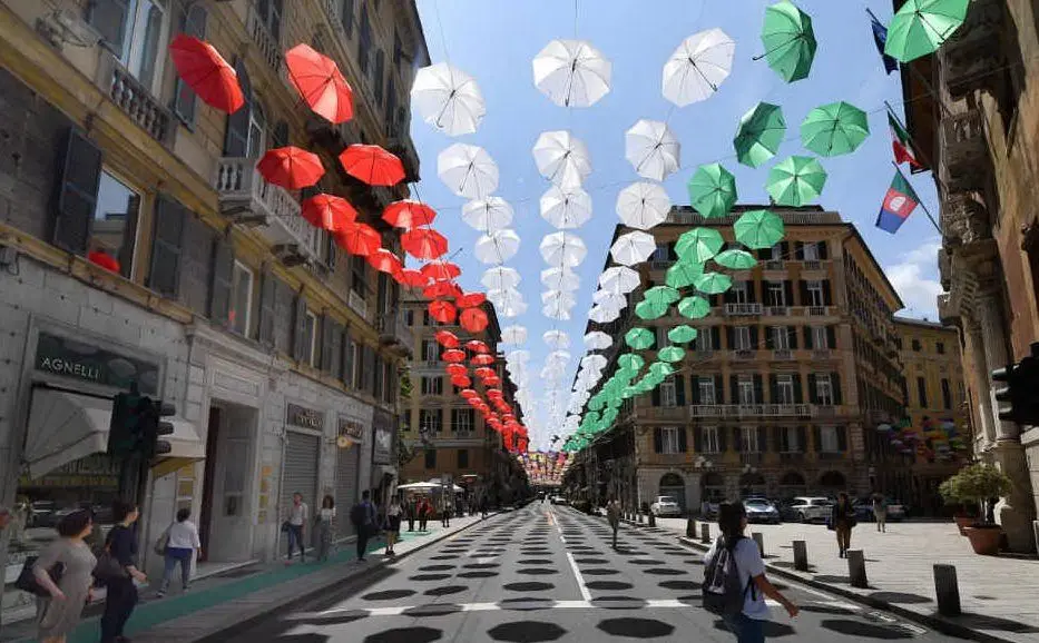 Ombrelli tricolori a Genova (Ansa)