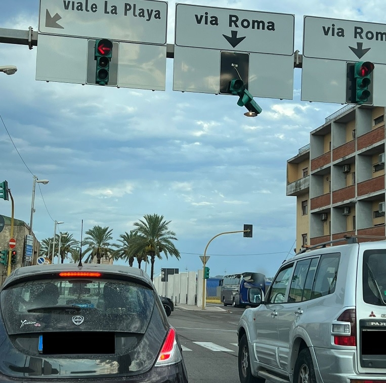 A Cagliari, in zona porto, la bufera ha danneggiato i semafori (L'Unione Sarda)
