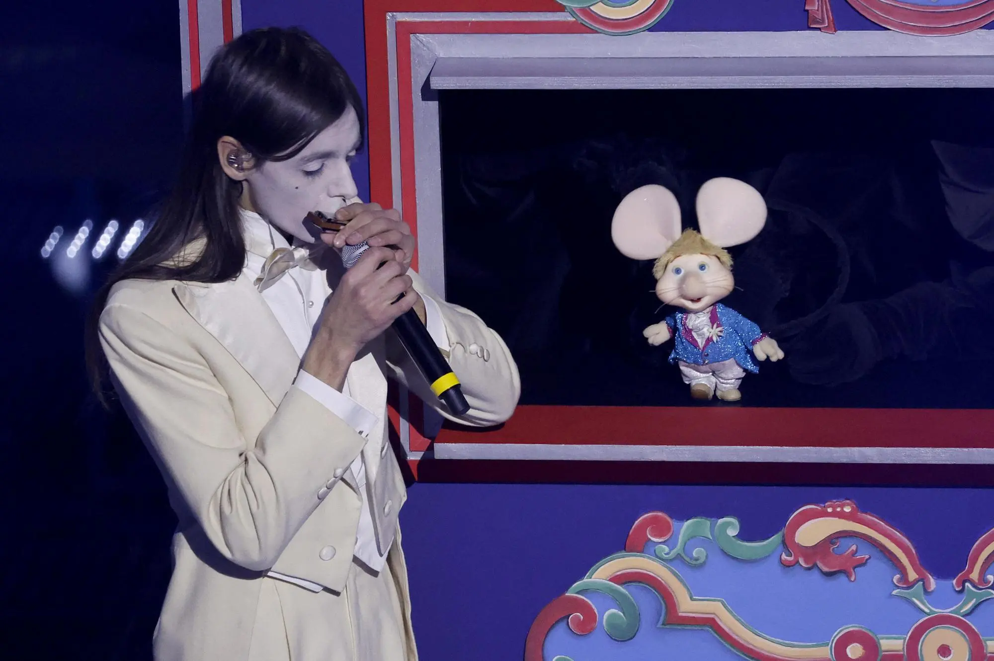 Lucio Corsi e Topo Gigio (Ansa)