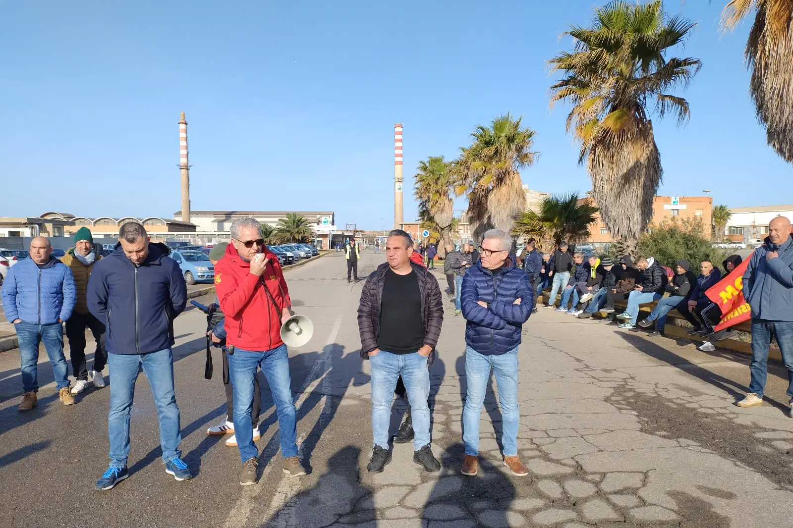 La protesta fuori dallo stabilimento di Portoscuso (foto Angelo Cucca)