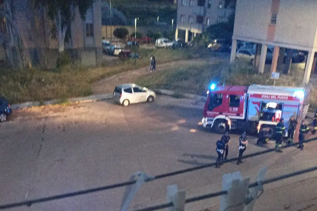 I vigili del fuoco in via Monteverdi (foto Tellini)