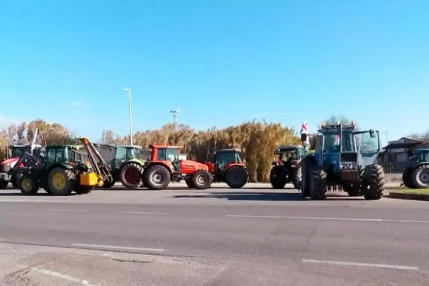 Protesta trattori, in marcia per il blocco del porto a Oristano (foto Ansa)