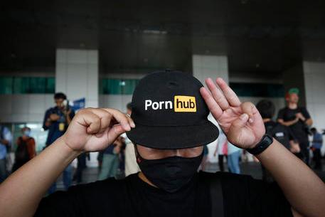 “Online i video di quando fummo stuprate”, 34 donne denunciano Pornhub