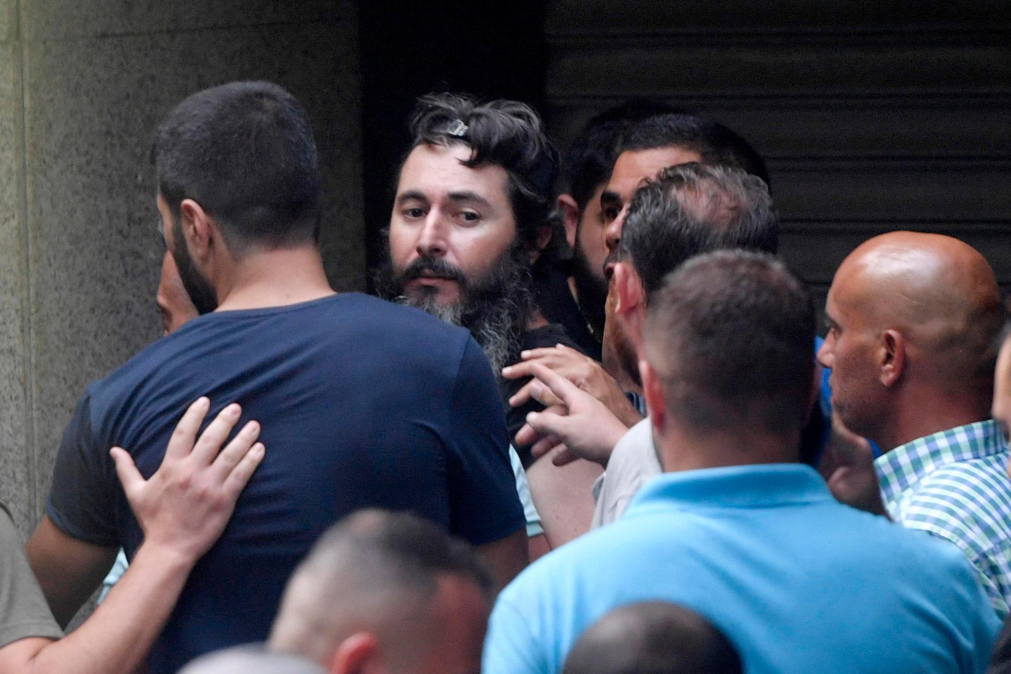 Beirut takes hostages in the bank out of desperation