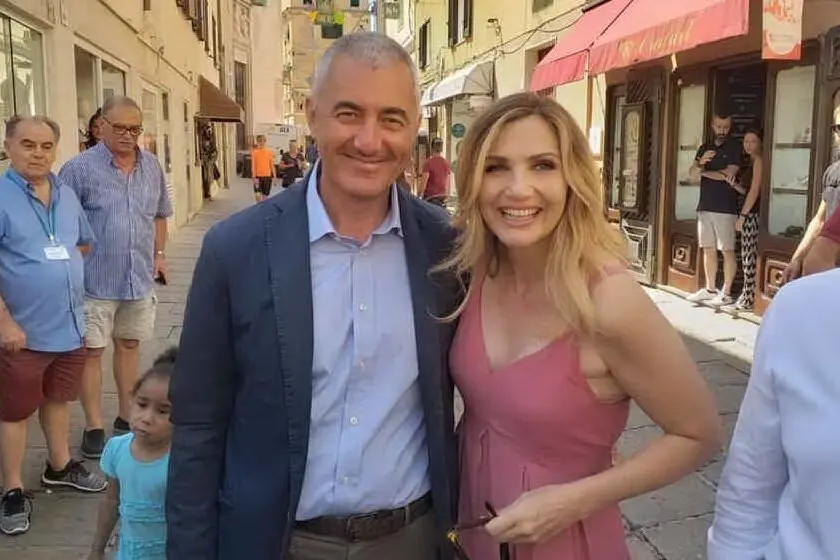 Il sindaco di Alghero con Lorella Cuccarini (foto L'Unione Sarda - Fiori)