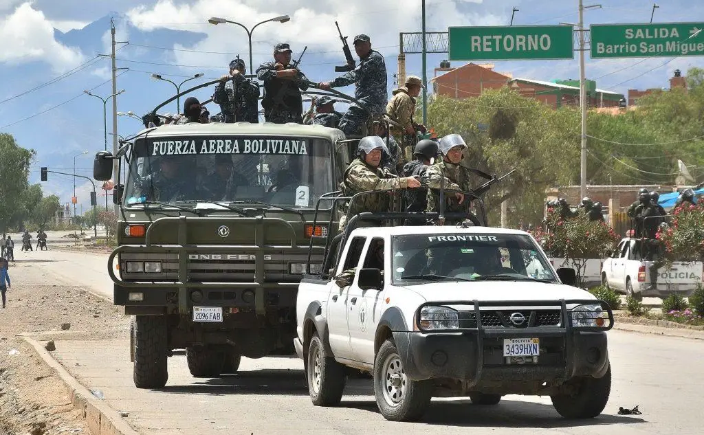 L'esercito e la polizia a Cochabamba (Ansa)