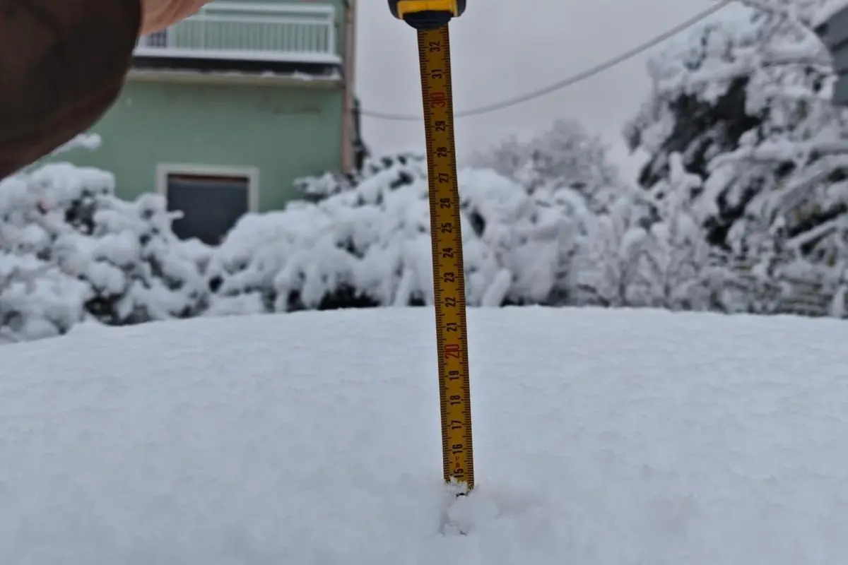 I centimetri di neve a Sadali (Foto Mattia Meloni)