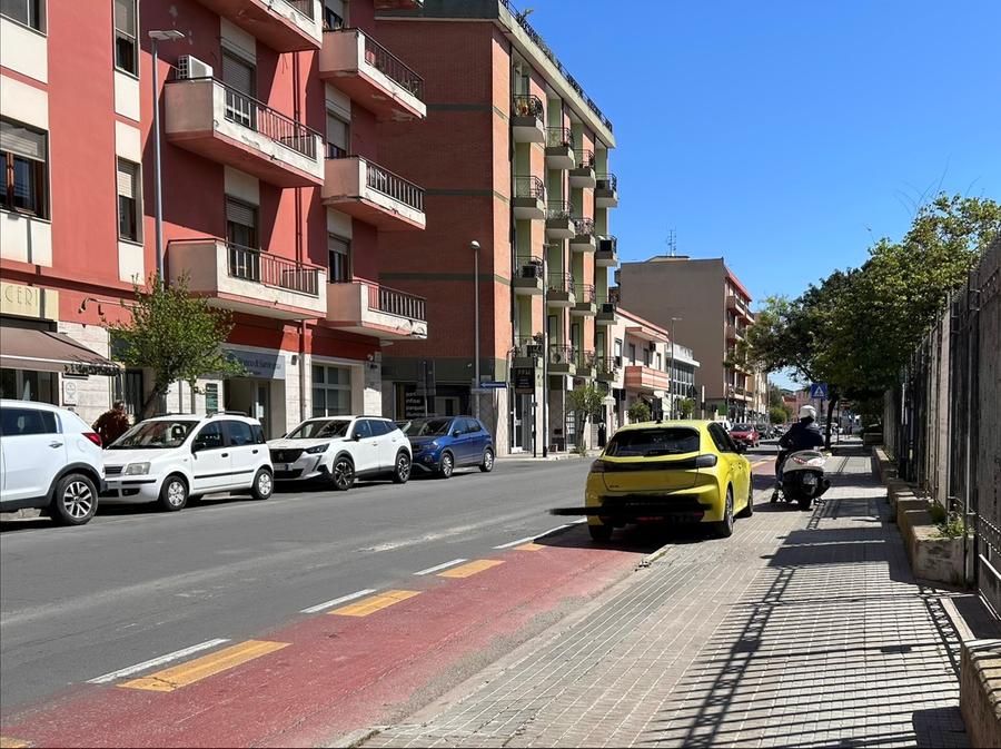 Sosta selvaggia davanti al Municipio