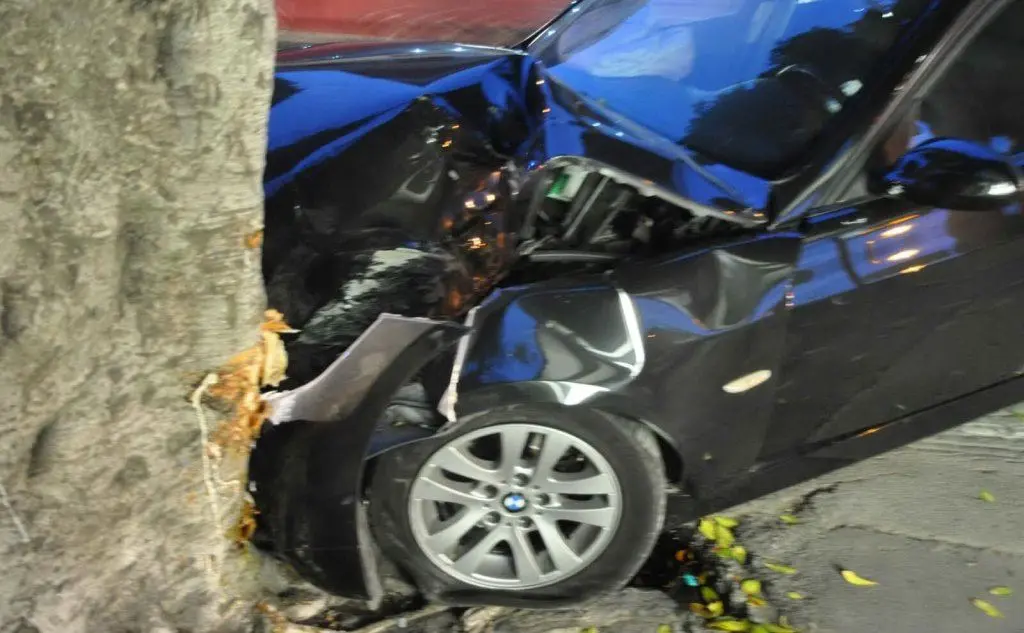 L'auto finita contro l'albero