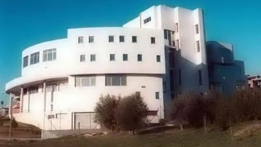 https://immagini.unionesarda.it/version/c:MGEyNzBiZjYtMTI4ZS00:MDhlMTA4ZTUtNjBiYy00/image.webp?f=16:9