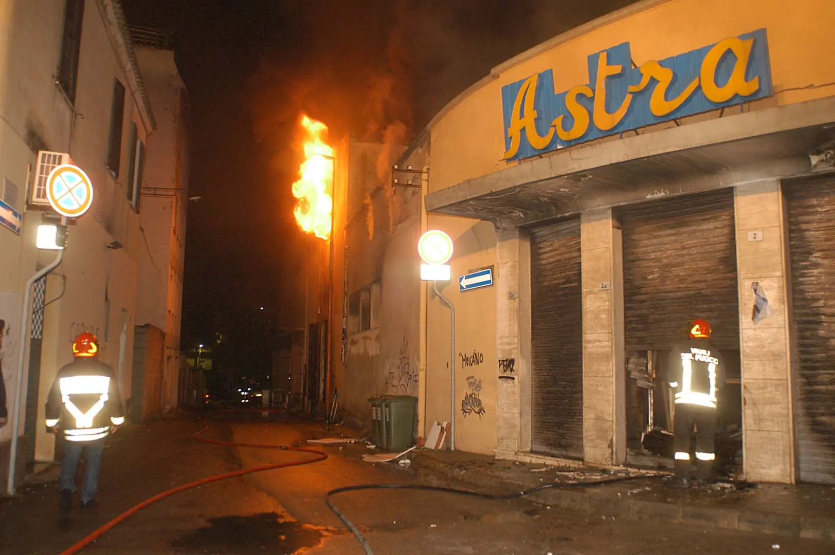 L'incendio del cinema Astra (foto Satta)