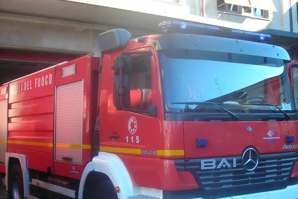 Un'autocisterna dei vigili del fuoco