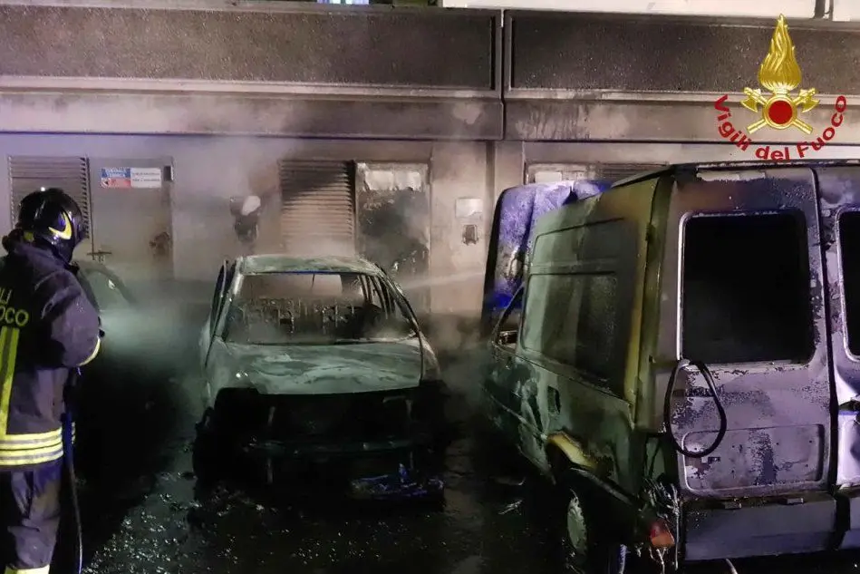 Due veicoli distrutti dalle fiamme