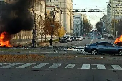 "Le macchine stanno bruciando e le finestre delle case sono state frantumate. Ci sono morti", ha scritto in un tweet il deputato ucraino Oleksiy Goncharenko, aggiungendo che un missile è caduto "proprio nel centro della città". Secondo il consigliere del presidente Volodymyr Zelensky, Anton Gerashchenko, un razzo russo è esploso a Kiev vicino al monumento a Grushevsky. +++ TWITTER/Emine Dzheppar +++ ATTENZIONE LA FOTO NON PUO' ESSERE RIPRODOTTA SENZA L'AUTORIZZAZIONE DELLA FONTE CUI SI RINVIA +++