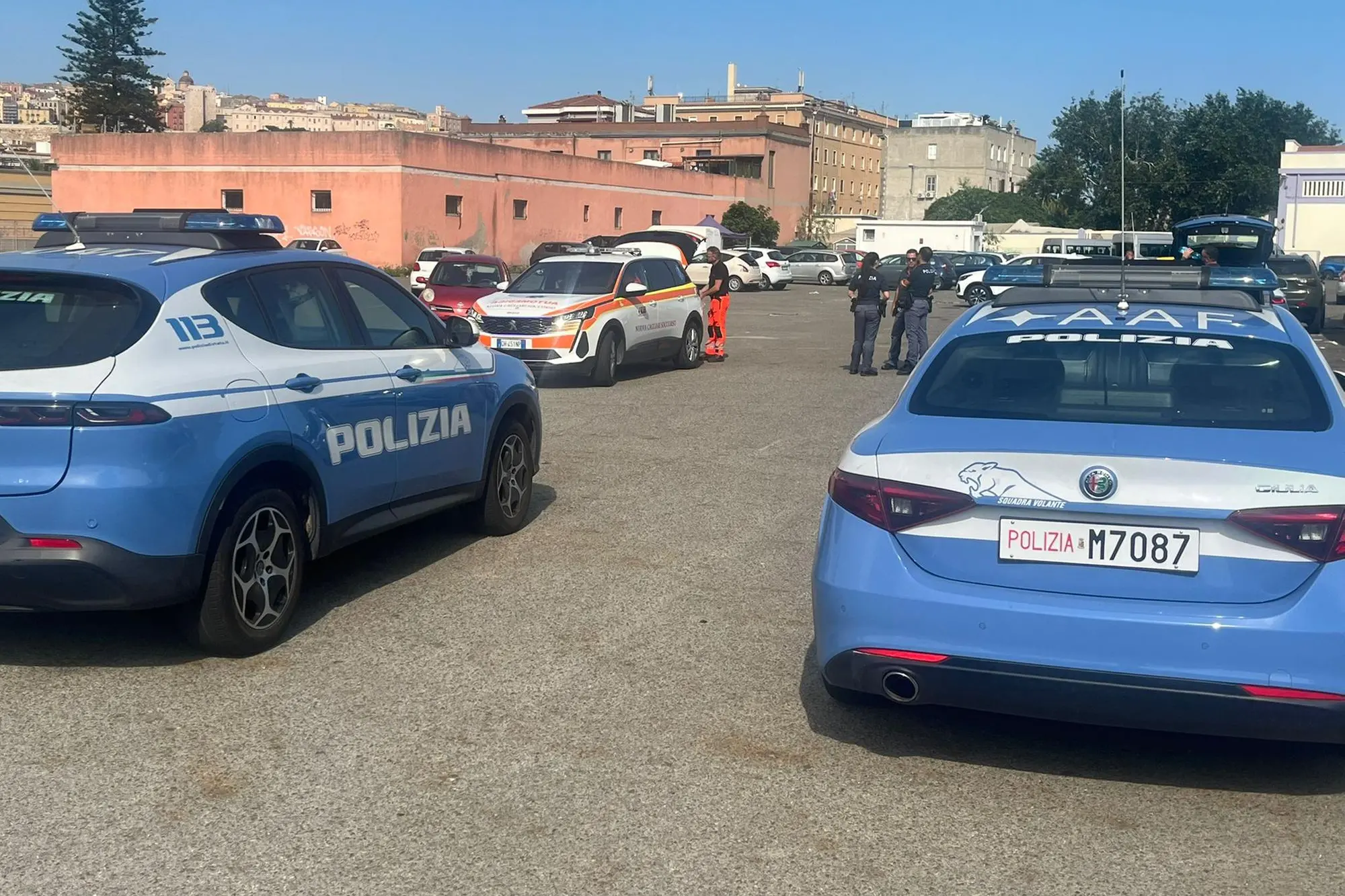 Polizia sul luogo dell'accoltellamento in viale La Plaia (foto Vercelli)