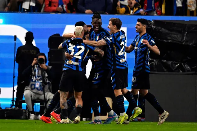 L'Inter festeggia l'1-0 (Ansa)