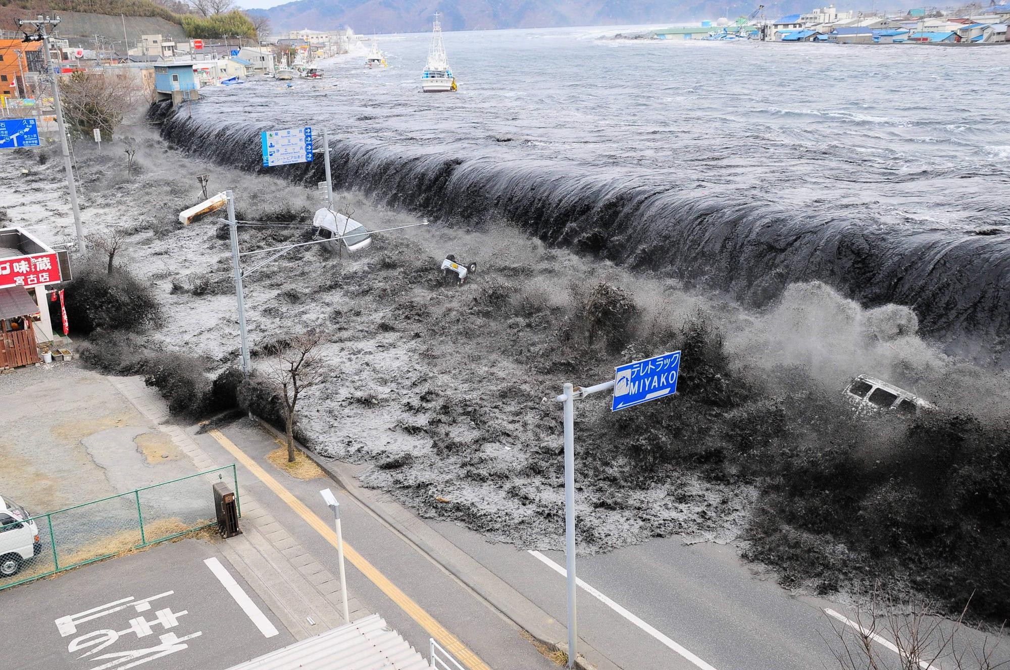 L'onda provocata dal terremoto in Giappone nel marzo 2011 inonda le strade (archivio)