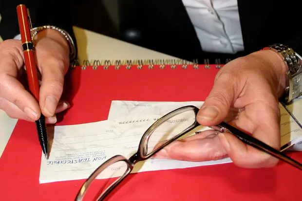 Assegni addio, dall'8 maggio Intesa Sanpaolo inizierà a dismetterli
