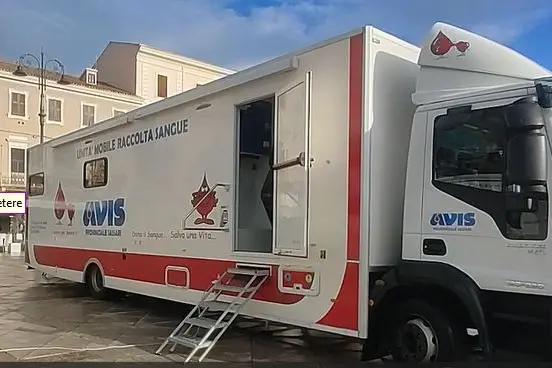 La Maddalena: Avis, Autoemoteca in Piazza Umberto I