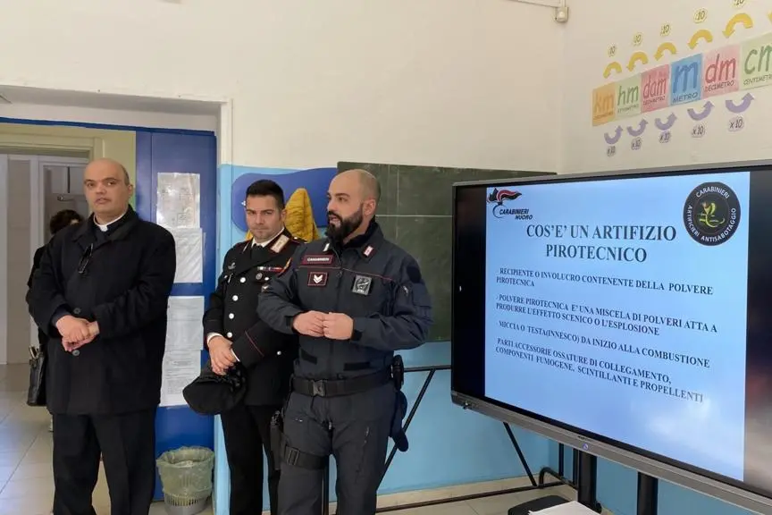 I carabinieri insieme al parroco di Girasole don Evangelista Tolu (foto Secci)
