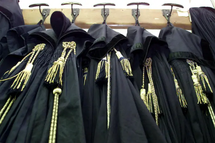 Toghe di magistrati appese in un ufficio del Tribunale di Roma in una immagine di archivio. ALESSANDRO BIANCHI/ANSA