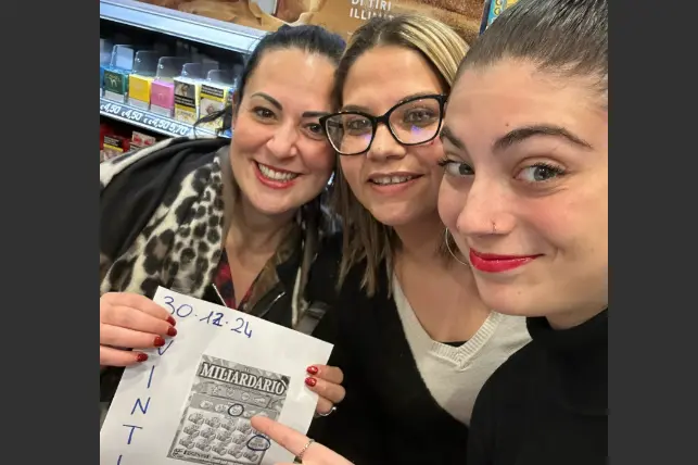 Erika Ligas, Dolores Manca e Claudia Perra con la copia del tagliando fortunato (Foto Serreli)