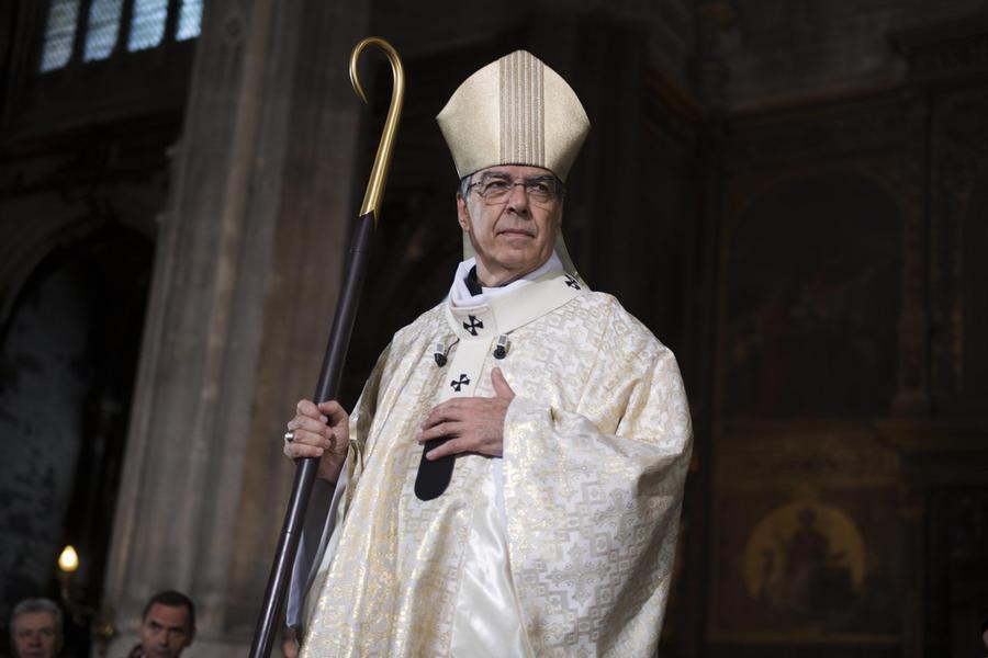 Nuovo scandalo sulla Chiesa francese, si dimette l’arcivescovo di Parigi: “Relazione con una donna”