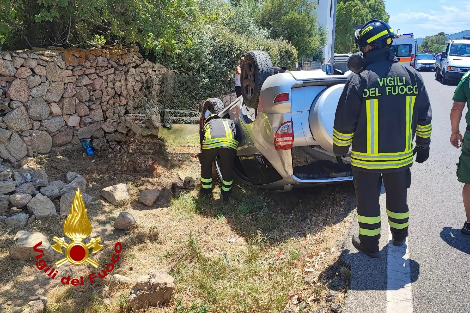 L'auto coinvolta nell'incidente a Straulas, frazione di San Teodoro (foto vigili del fuoco)