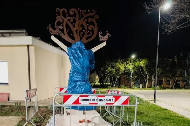 L'opera in attesa di essere scoperta (Foto concessa)