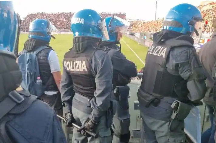 Gli agenti del Reparto Mobile impegnati in Curva Sud durante Cagliari-Napoli